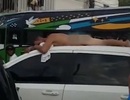 Người đàn ông bị buộc phải khỏa thân... nằm trên nóc ô tô vì ngoại tình