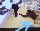 Video: Tên cướp có vũ trang mải lấy tiền, bị trộm lại tiền mà không hay biết