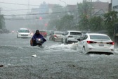 Heavy rain floods streets across Nghe An centre
