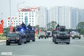 Crowds flock to My Dinh Stadium to view military equipment