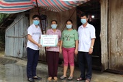Bạn đọc Dân trí giúp đỡ người mẹ nuôi con, cháu khờ dại hơn 90 triệu đồng