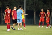 HLV Park Hang Seo chăm chú theo dõi buổi tập của U23 Việt Nam