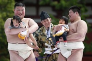 Lễ hội "bắt nạt con nít" kỳ lạ chỉ có tại Nhật Bản
