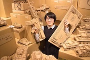 Cô gái Nhật Bản "biến" bìa cứng thành mô hình 3D giá hàng trăm triệu đồng