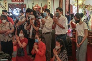Người dân Sài Gòn nô nức đi lễ chùa trong ngày đầu năm mới