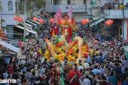 Hàng nghìn người tham gia Lễ hội Tết Nguyên tiêu đầy màu sắc ở TPHCM