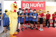 Trứng gà Ba Huân hào hứng mang đến hàng loạt thú vị cho các vận động viên tại đường chạy nước Revive Water Run 2022