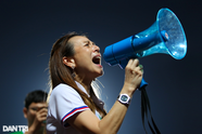 Madam Pang tri ân cổ động viên Thái Lan trên sân Thiên Trường