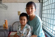 Bé gái 7 tuổi mắc ung thư, bố mẹ nghèo chật vật xoay xở