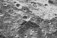 Cận cảnh bề mặt "lồi lõm" của Mặt Trăng được chụp bởi tàu vũ trụ Orion