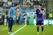 Nghi án Messi phân phối vé vào vòng knock-out cho Lewandowski và Ba Lan