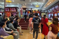 Hanoi buyers continue to queue despite gold stores selling out