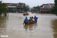 Tourists flock to Hoi An despite rising floodwaters