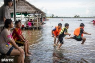Mekong Delta residents enjoy field bathing in flood season