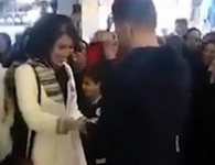 Cặp đôi bị bắt vì... cầu hôn nơi công cộng