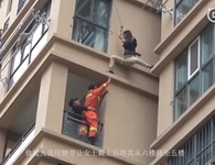 Cô gái liều lĩnh trèo từ tầng 6 chung cư ra ngoài để thoát khỏi bạn trai