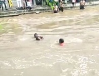Xem dân làng tạo "dây chuyền người" giải cứu bé gái giữa nước lũ cuồn cuộn