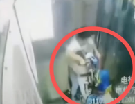 Rợn người khoảnh khắc bé trai bị cửa thang máy di chuyển kẹp chặt