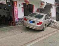 Xe BMW đâm đổ tường nhà, các cụ già vẫn thản nhiên chơi mạt chược