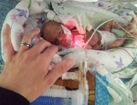 Cặp song sinh “tí hon” nhất nước Anh sống sót khi ra đời ở tuần thai thứ 23