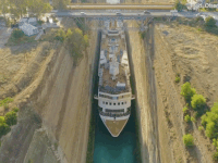 Thót tim nhìn cảnh du thuyền khổng lồ vượt xuyên qua kẽ hở siêu hẹp