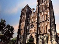 Khách tây hút thuốc tại phố cổ Hà Nội sẽ bị phạt 300.000 đồng