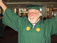 Cụ ông 81 tuổi quay trở lại học đại học sau 50 năm dang dở