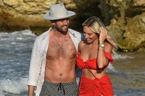 Amber Turner diện bikini bốc lửa tình tứ bên bạn trai