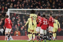Tranh cãi bàn thắng kỳ lạ nhất của Arsenal vào lưới Man Utd
