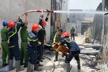 Bình gas phát nổ, 3 căn nhà bị thiêu rụi