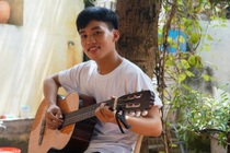 Nam thủ khoa nhịn ăn sáng dành tiền mua tivi, máy tính hỏng về sửa