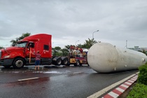 Lật xe bồn chở 20 tấn gas, cư dân được thông báo sẵn sàng sơ tán