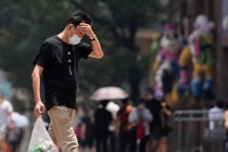Trung Quốc: Nắng nóng bất thường khiến mái nhà nóng chảy, mặt đường bị vênh