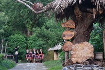 Đưa du khách đến với bản nghèo