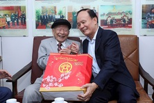 Chủ tịch HĐND TP Hà Nội thăm, tặng quà các gia đình chính sách