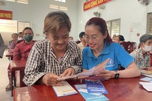 Trao BHXH cho người dân có hoàn cảnh khó khăn