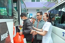 Chuyến xe yêu thương chở bệnh nhân nghèo về quê ăn tết