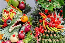 Độc đáo nghề tạo hình rồng từ trái cây