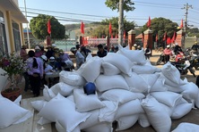 Đắk Lắk cấp phát gạo hỗ trợ tới người dân khó khăn