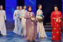 Phu nhân Đại sứ nhiều quốc gia biểu diễn trong “Tuần lễ Áo dài” năm 2024