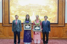Trao danh hiệu công dân danh dự tỉnh Thừa Thiên Huế cho 2 người nước ngoài
