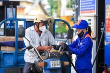Giá xăng RON95-III giảm 14 đồng/lít