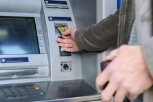Tiêu sạch 500 triệu tiền chuyển khoản nhầm có thể bị phạt tù đến 5 năm