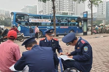 Xe khách “nghênh ngang” bỏ bến chạy dù