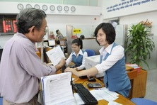 Người dân cần làm gì khi tiền gửi ngân hàng bị “bốc hơi”?