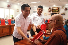 Thứ trưởng Nguyễn Bá Hoan thăm, tặng quà người có công tại Đà Nẵng