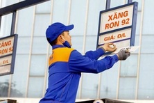 Xăng RON95-III gần chạm ngưỡng 25.000 đồng/lít, giá dầu tăng mạnh