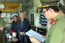 Bắt giam đối tượng lừa đảo "chạy chế độ" trợ cấp xã hội cho gần 100 người