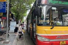 Nắng nóng nhiều người chọn di chuyển bằng xe buýt