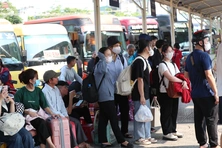 Người dân Hà Nội đổ ra bến xe về quê nghỉ lễ